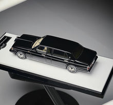 Load image into Gallery viewer, GFCC 1:64 HEC  Black 1998 Silver Spur Park Ward Model Diecast Metal Car New Collection

