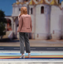 Load image into Gallery viewer, 1:24 Painted Figure Model Miniature Resin Diorama Boss Lady Professional Woman
