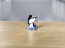 Load image into Gallery viewer, 1:64 Painted Figure Model Miniature Resin Diorama Sand Kneeling Pose Camera Lady
