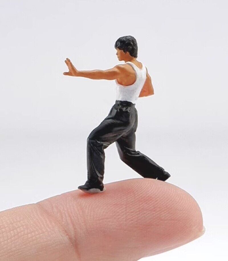 1:64 Painted Figure Mini Model Miniature Resin Diorama Sand Bruce Lee Gongfu Toy New