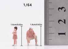 Load image into Gallery viewer, 1:64 Painted Figure Model Miniature Resin Sand Diorama Father and Daughter Set
