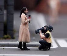 Load image into Gallery viewer, 1:64 Painted Figure Model Miniature Resin Diorama street interview Host Camera B
