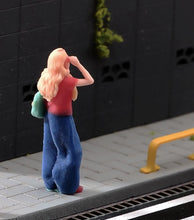 Load image into Gallery viewer, 1:64 Painted Figure Model Miniature Resin Diorama Sand Fashion Lady Sunglasses
