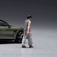 Load image into Gallery viewer, 1:24 Painted Figure Model Miniature Resin Diorama  Sand Fashion Man With Hat
