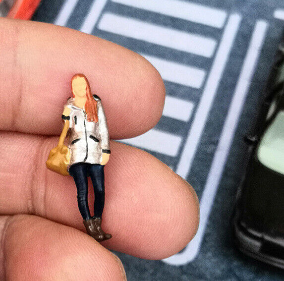 1:64 Painted Figure Mini Model Miniature Resin Diorama Fashion Silver Coat Lady