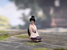 Load image into Gallery viewer, 1:64 Painted Figure Model Miniature Resin Sand Japanese Kimono Lady Kneelsitting
