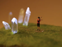 Load image into Gallery viewer, 1:64 Painted Figure Model Miniature Resin Diorama Sand Playing Violin Boy Music
