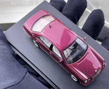 Load image into Gallery viewer, Maxwell 1:64 Wine Red E320 W210 Classic Sedan Sports Model Diecast Metal Car
