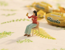 Load image into Gallery viewer, 1:64 Painted Figure Model Miniature Resin Diorama Sand Reunion Dinner Gathering
