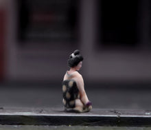 Load image into Gallery viewer, 1:64 Painted Figure Model Miniature Resin Sand Japanese Kimono Lady Kneelsitting
