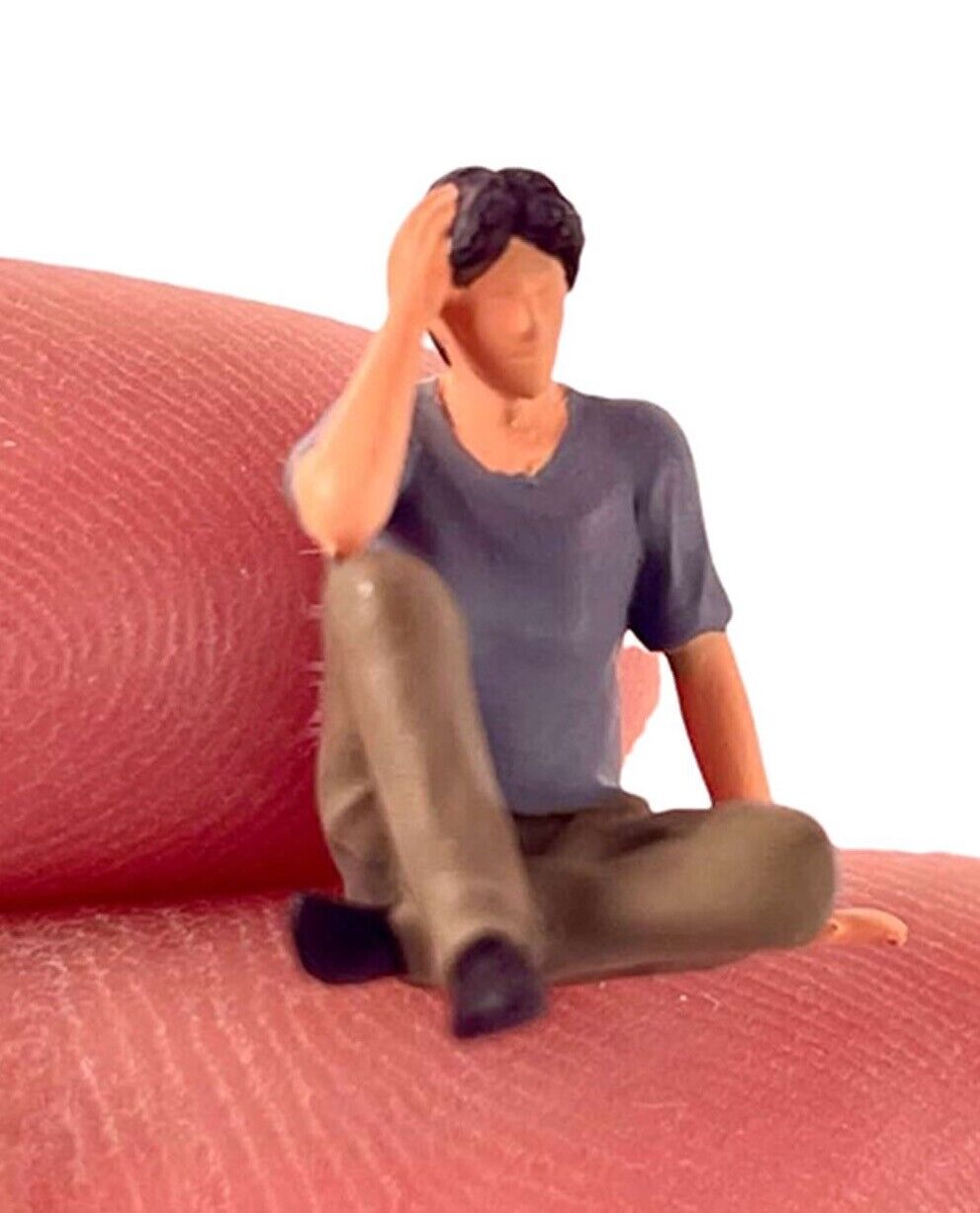 1:64 Painted Figure Model Miniature Resin Diorama Little Girl Young Man Cat Toy