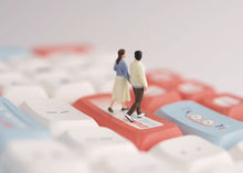 Load image into Gallery viewer, 1:64 Painted Figure Model Miniature Resin Diorama Sand Holding Hands Couple Love
