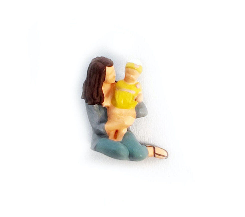 1:64 Painted Figure Mini Model Miniature Resin Diorama Mom Holding Baby Sand
