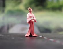 Load image into Gallery viewer, 1:24 Painted Figure Model Miniature Resin Diorama  Sand Vintage Beauty Lady
