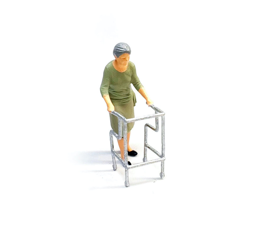 1:64 Painted Figure Mini Model Miniature Resin Diorama Sand Old Women Crutches