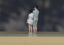 Load image into Gallery viewer, 1:24 Painted Figure Model Miniature Resin Diorama Sand Family Four Dad Mom Kids

