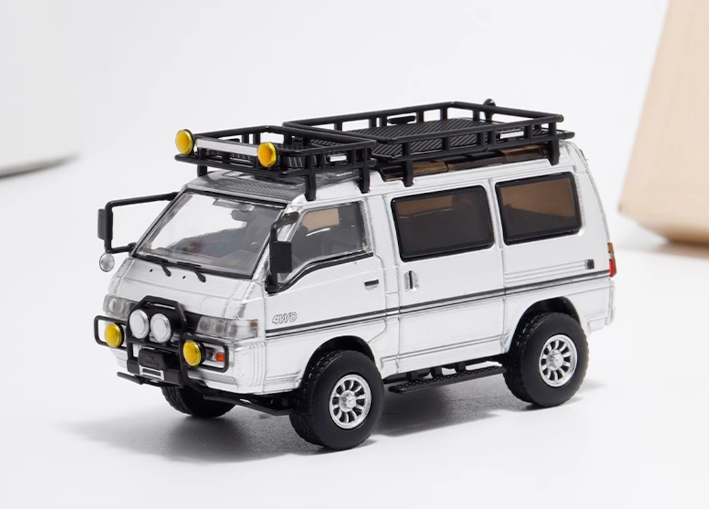 Autobots 1:64 Silver 4WD Delica L300 Camper Van Model Diecast Metal Car New Collecction