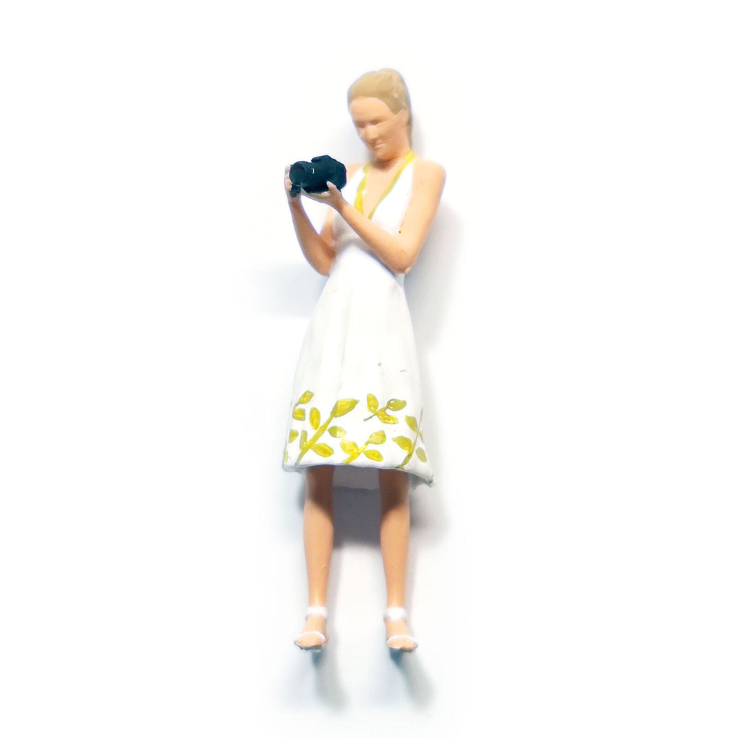 1:64 Painted Figure Mini Model Miniature Resin Diorama Sand Taking Picture Lady