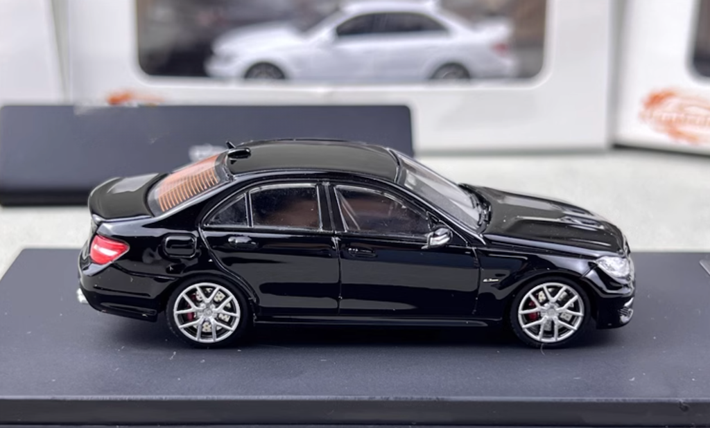 1/43 Mercedes-Benz AMG C63 ブラック Amazon.com: Solido 1:43 MERCEDES C63 AMG BLACK SERIES GREY