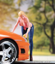Load image into Gallery viewer, 1:24 Painted Figure Model Miniature Resin Diorama Sand Sexy Car Washer Beauty
