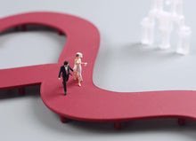 Load image into Gallery viewer, 1:64 Painted Figure Model Miniature Resin Diorama Sand Wedding Couple Lovers NEW
