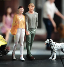 Load image into Gallery viewer, 1:24 Painted Figure Model Miniature Resin Diorama Sand Shopping Couples Lovers
