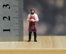 Load image into Gallery viewer, 1:64 Painted Figure Model Miniature Resin Diorama Sand Man With Apron Standing
