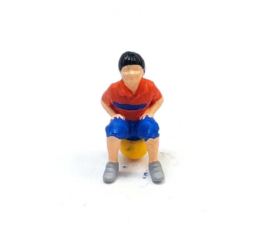 1:64 Painted Figure Mini Model Miniature Resin Diorama Boy Sitting on the Ball R