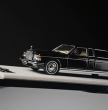 Load image into Gallery viewer, GFCC 1:64 HEC  Black 1998 Silver Spur Park Ward Model Diecast Metal Car New Collection
