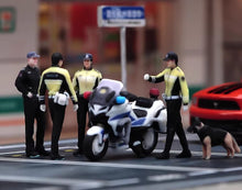 Load image into Gallery viewer, 1:24 Painted Figure Model Miniature Resin Diorama  Sand Policeman Police Set

