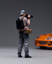 Load image into Gallery viewer, 1:24 Painted Figure Model Miniature Resin Diorama Outdoor Photographer Cameraman
