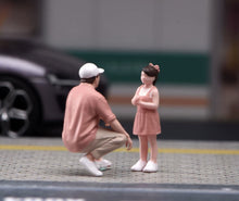 Load image into Gallery viewer, 1:64 Painted Figure Model Miniature Resin Sand Diorama Father and Daughter Set
