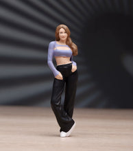 Load image into Gallery viewer, 1:24 Painted Figure Model Miniature Resin Diorama Fitness Lady Sporty Girl Woman
