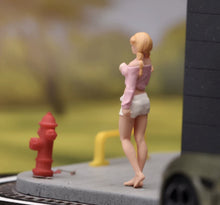 Load image into Gallery viewer, 1:24 Painted Figure Model Miniature Resin Diorama Sand  Pretty Blond Girl
