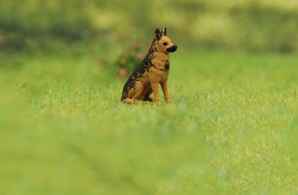 1:64 Painted Figure Model Miniature Resin Diorama Sand Pet Walk Dog Puppy Toy