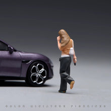 Load image into Gallery viewer, 1:24 Painted Figure Model Miniature Resin Diorama Sand Walking Sunglasses Girl
