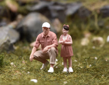 Load image into Gallery viewer, 1:64 Painted Figure Model Miniature Resin Sand Diorama Father and Daughter Set
