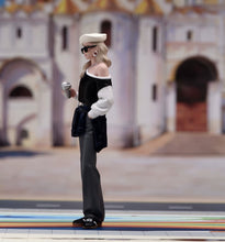 Load image into Gallery viewer, 1:24 Painted Figure Model Miniature Resin Diorama Blond Sunglasses Casual Woman
