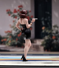 Load image into Gallery viewer, 1:24 Painted Figure Model Miniature Resin Diorama Vintage Curly Hair Sexy Woman
