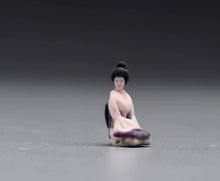 Load image into Gallery viewer, 1:64 Painted Figure Model Miniature Resin Sand Japanese Kimono Lady Kneelsitting
