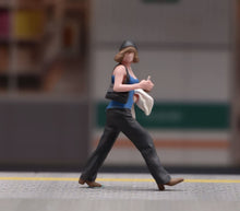 Load image into Gallery viewer, 1:24 Painted Figure Model Miniature Resin Diorama Sand  Street Couple Set
