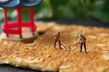 Load image into Gallery viewer, 1:64 Painted Figure Model Miniature Resin Diorama Sand Farmer Peasantry Two Men
