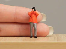 Load image into Gallery viewer, 1:64 Painted Figure Model Miniature Resin Diorama Sand Camera Man Photographer
