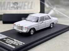 Load image into Gallery viewer, Maxwell 1:64 White W114 200 Strich 8 Classic Sedan Model Diecast Metal Car New Collection
