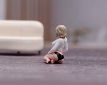 Load image into Gallery viewer, 1:64 Painted Figure Model Miniature Resin Sand Kneeling Beauty Woman Girl Blond
