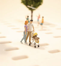 Load image into Gallery viewer, 1:64 Painted Figure Model Miniature Resin Diorama Outdoor Family Day Kiteflying
