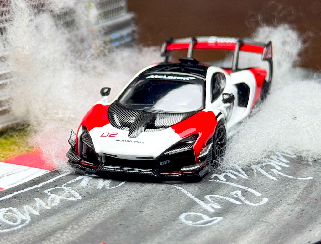 CM 1:64 White Red Senna GTR Racing Sports Model Diecast Metal Car New Collection