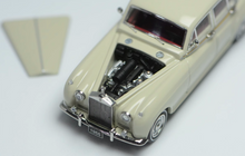 Load image into Gallery viewer, GFCC 1:64 Beige 1955 Silver Cloud I Classic Model Diecast Metal Car New Collection

