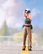 Load image into Gallery viewer, 1:64 Painted Figure Model Miniature Resin Diorama Sand Photographer Cameraman
