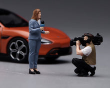 Load image into Gallery viewer, 1:64 Painted Figure Model Miniature Resin Diorama Sand Journalist Interview Set
